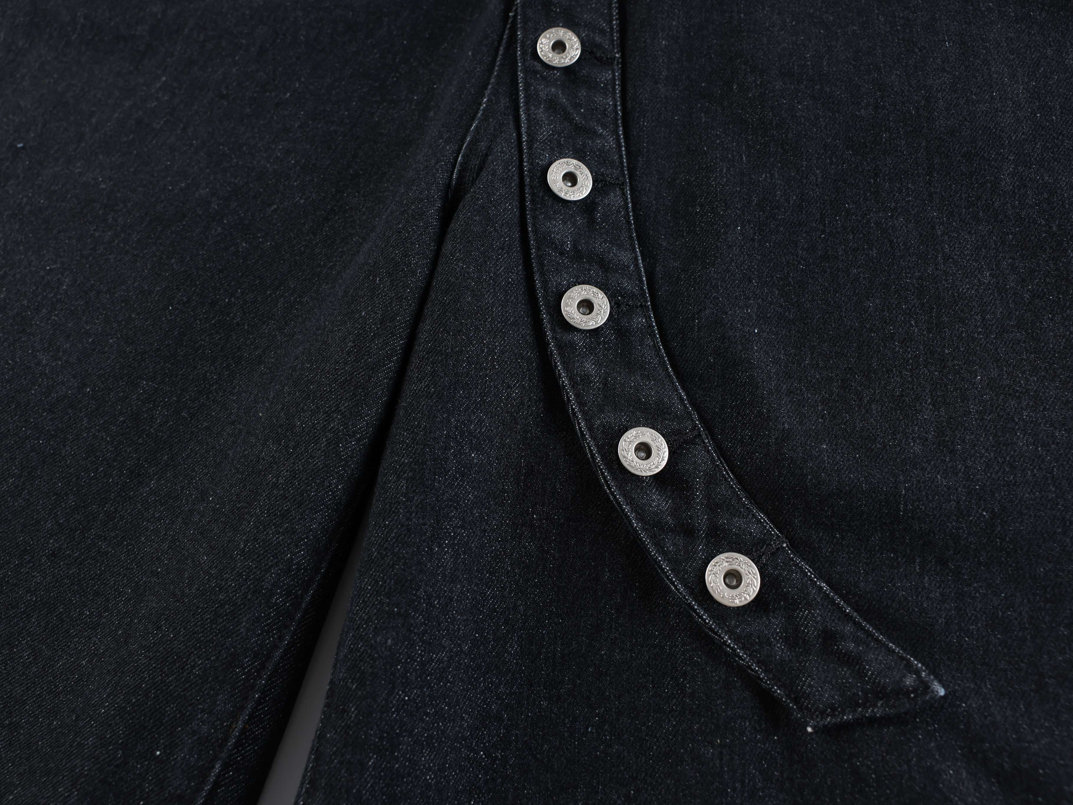 Omirad “Arc Button Wide Denim Shorts”